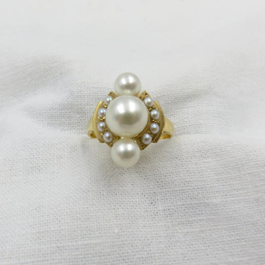 Circa 1950 18kt Yellow Gold Ring set with Cultured Pearls