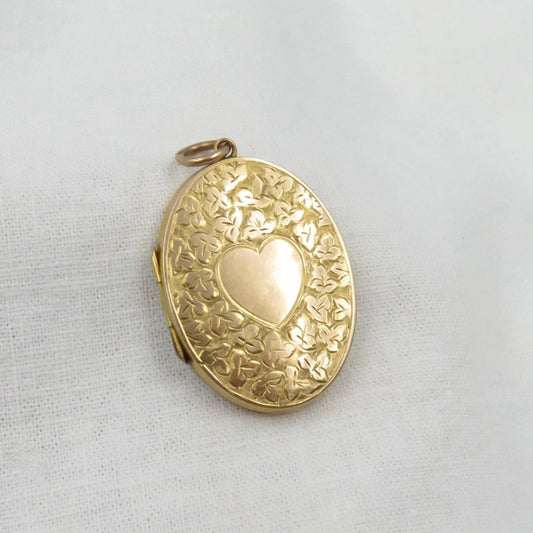 Circa 1890. Birmingham England, 9kt Gold Engraved Heart Locket