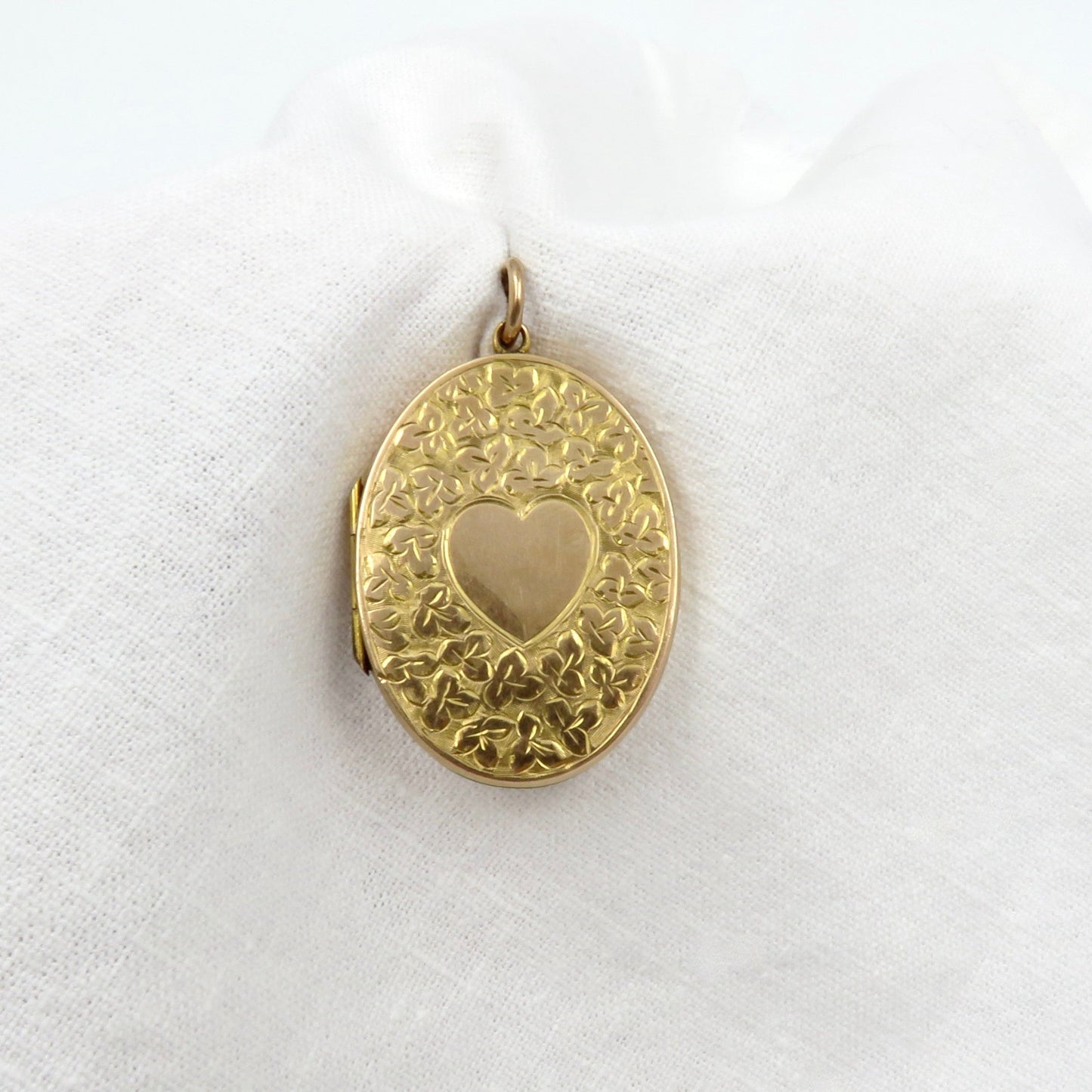 Circa 1890. Birmingham England, 9kt Gold Engraved Heart Locket