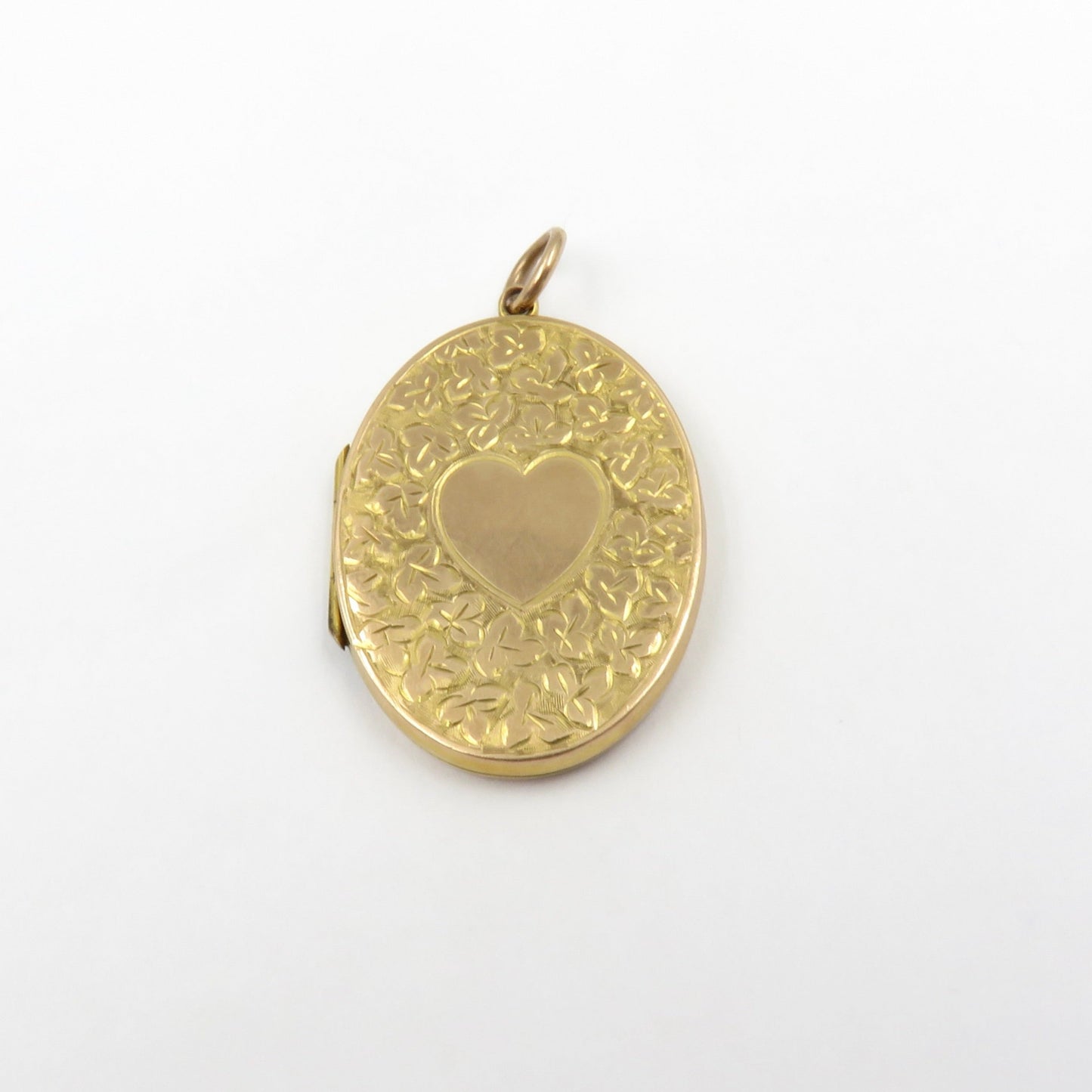 Circa 1890. Birmingham England, 9kt Gold Engraved Heart Locket