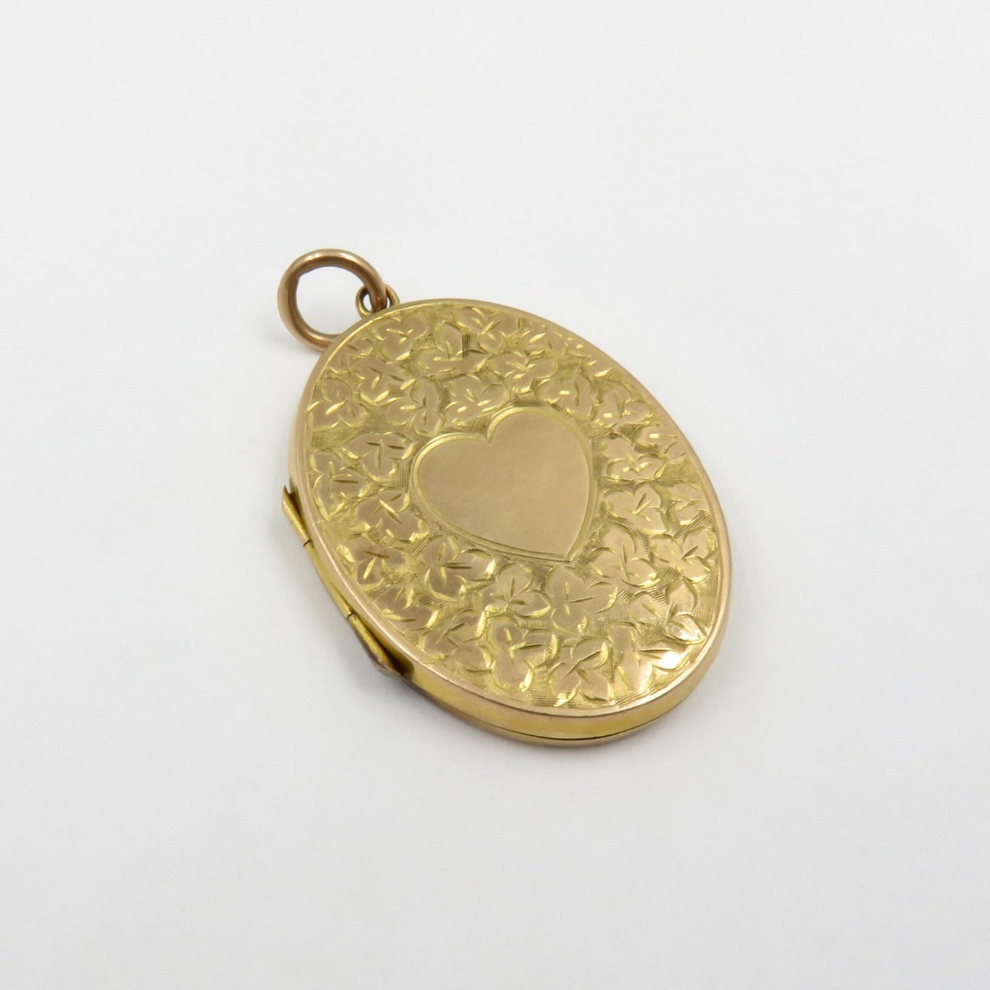 Circa 1890. Birmingham England, 9kt Gold Engraved Heart Locket