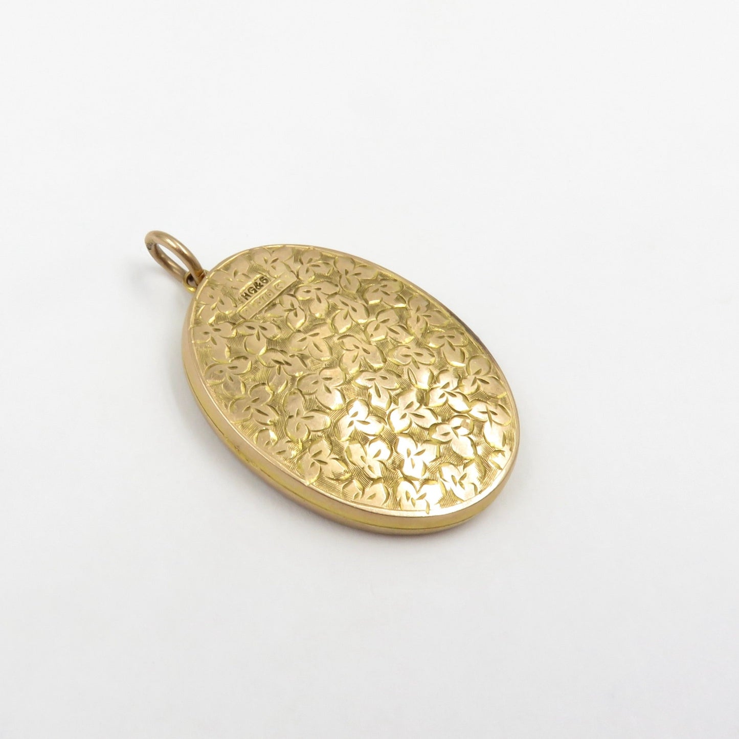 Circa 1890. Birmingham England, 9kt Gold Engraved Heart Locket